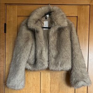 H&M Women’s Cropped Faux Fur Jacket.  Has hook and loop closure.  Size small NWT